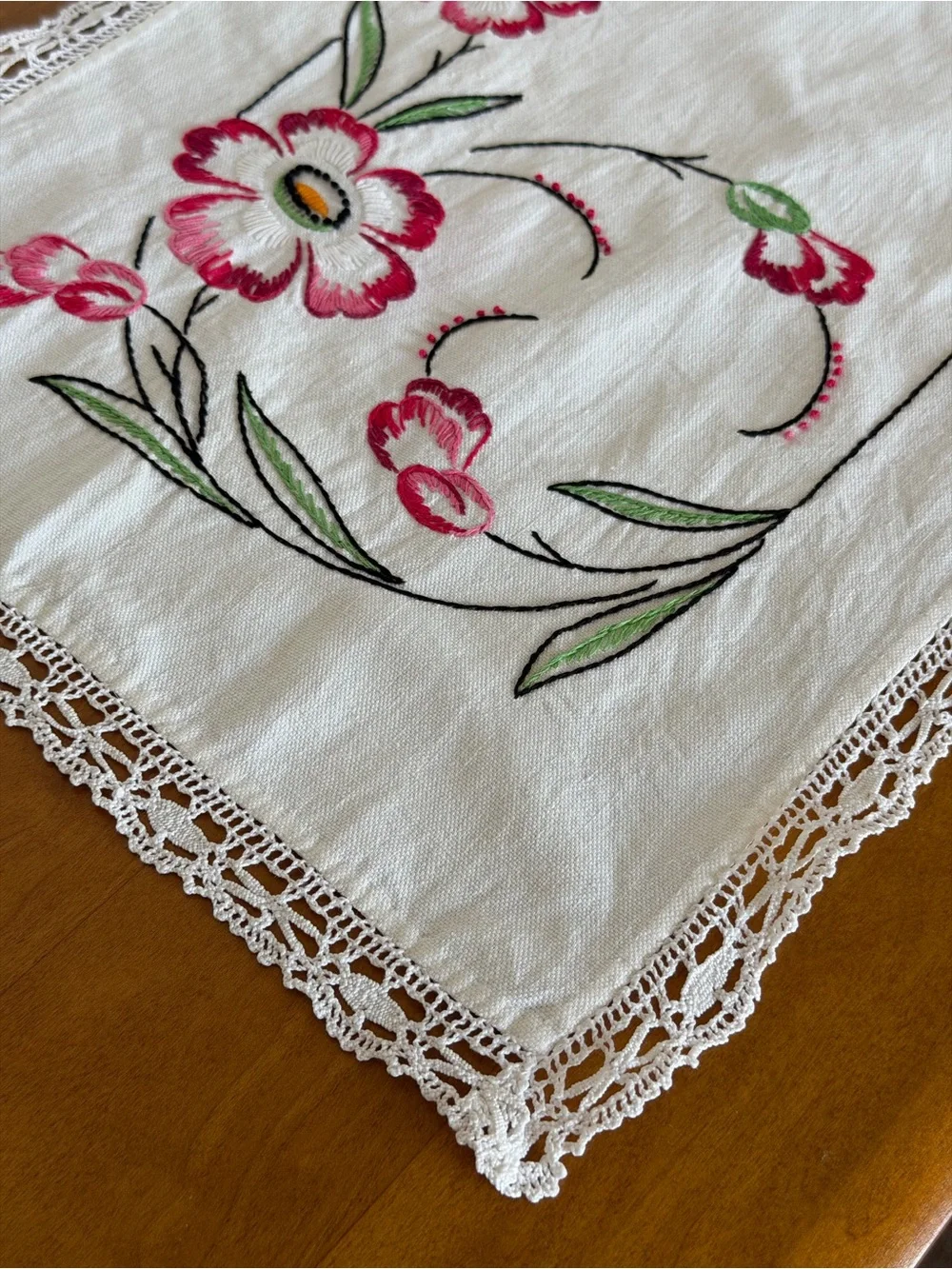 Vintage Embroidered White Floral Table Runner with Crotchet Lace Trim 38”/13,5”